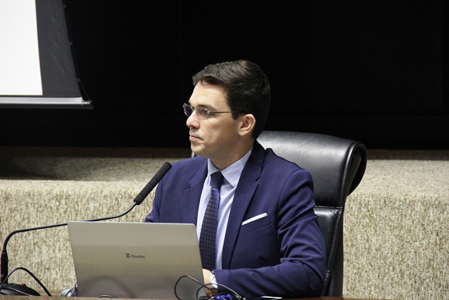 Eudes Vitor Bezerra destacou os prós e contras da ciberdemocracia existente atualmente.