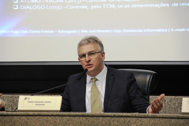 Fulvio Giannella Jr. foi o mediador do seminário que aconteceu no plenário do TCM.
