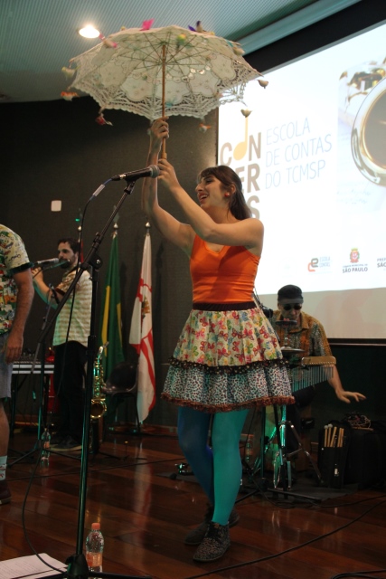 A cantora Marta Najjar representou a garota Nina na peça apresentada às crianças presentes ao TCM.