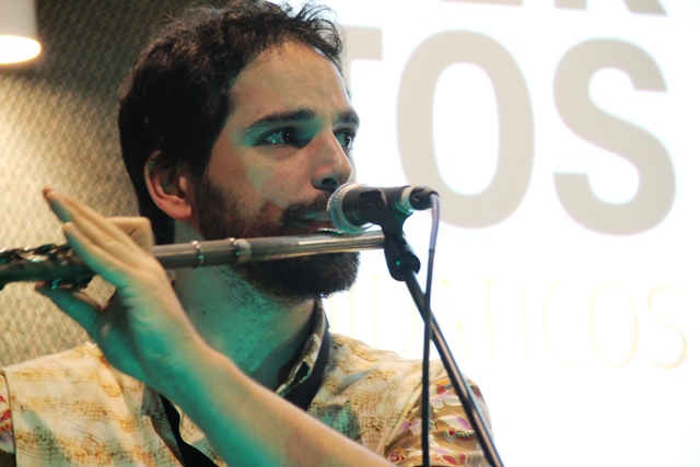 Luís Santiago Málaga tocou instrumentos de sopro na peça.