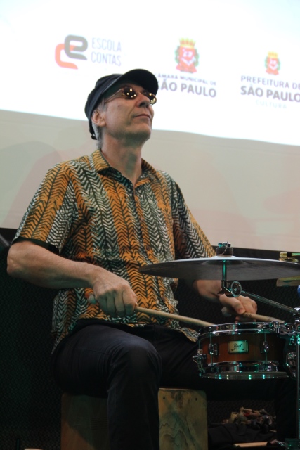 Na bateria, Adriano Busco embalou sucessos da MPB em meio às cantigas de roda.