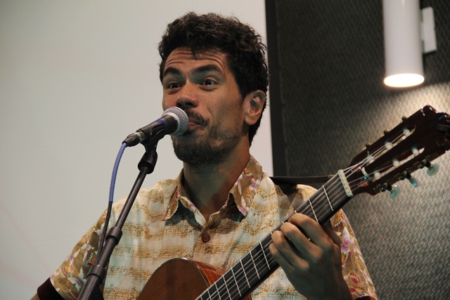 José Leônidas foi o responsável por animar a apresentação tocando seu violão.