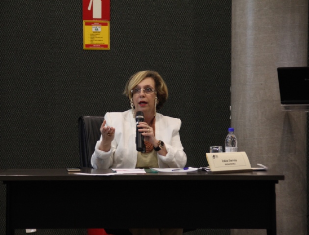 A professora Luiza Correia foi responsável por mediar o debate.